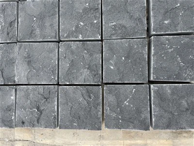 Pavés de basalte noir
