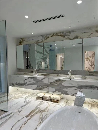 Salle de bain avec comptoir en marbre doré Calacatta
