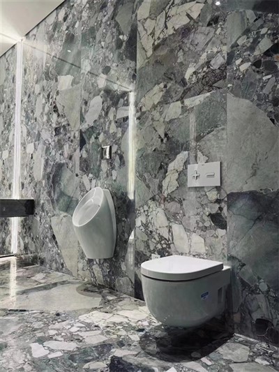 Salle de bains en carrelage de marbre gris