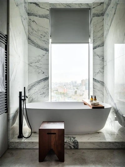 Carrelage de salle de bain en marbre blanc