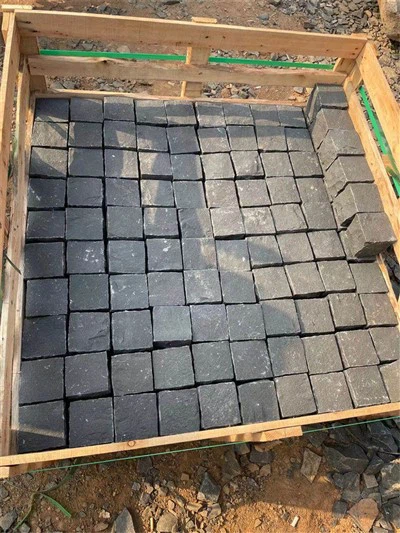 Allée de pavé de basalte