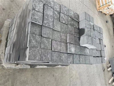 Cube de pierre de granit noir