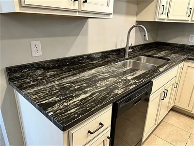 Granit noir avec des veines d'or pour les dessus de vanité de salle de bain