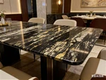 Granit noir avec veines d'or pour un design d'intérieur de luxe